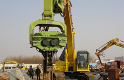Excavadora con martillo vibrante montado

