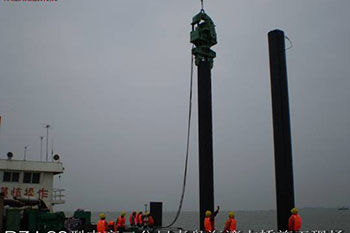 Свайный молот Yong'an Vibratory Pile применяемый в строительстве фундамента «Qingdao Bay Bridge»